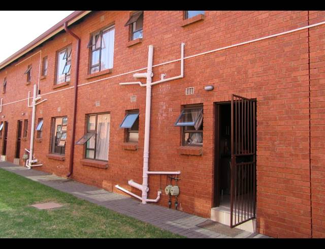 2 BEDROOM TOWNHOUSE FOR SALE IN ALBERTSDAL